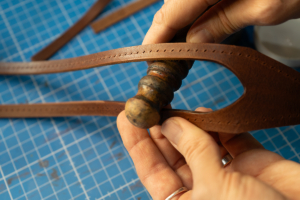 Kantenpolieren beim Lederhalsband