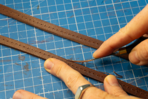 Lederkantenbearbeitung für eine Halsband mit Fischleder